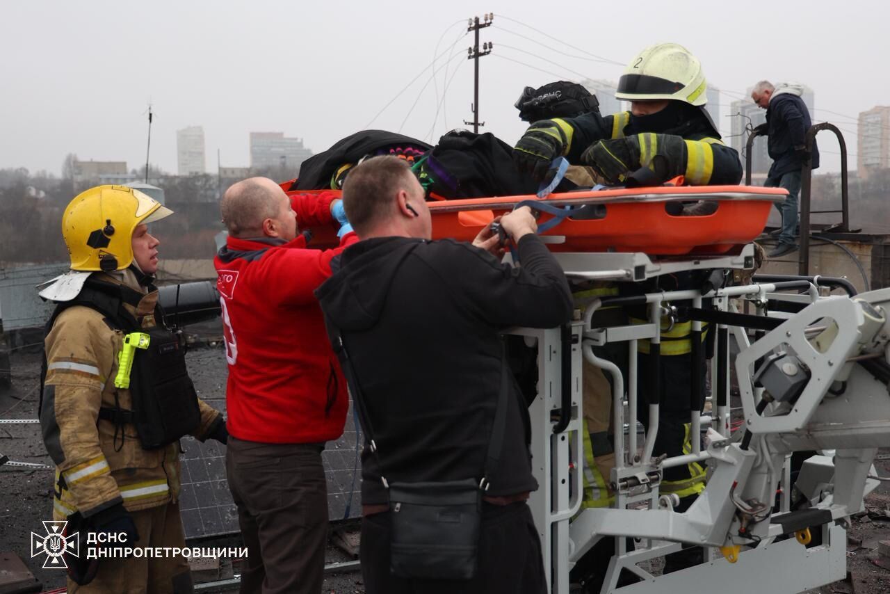 Росія вдарила балістикою по Дніпру: чотири людини загинули, десятки постраждали. Фото і відео