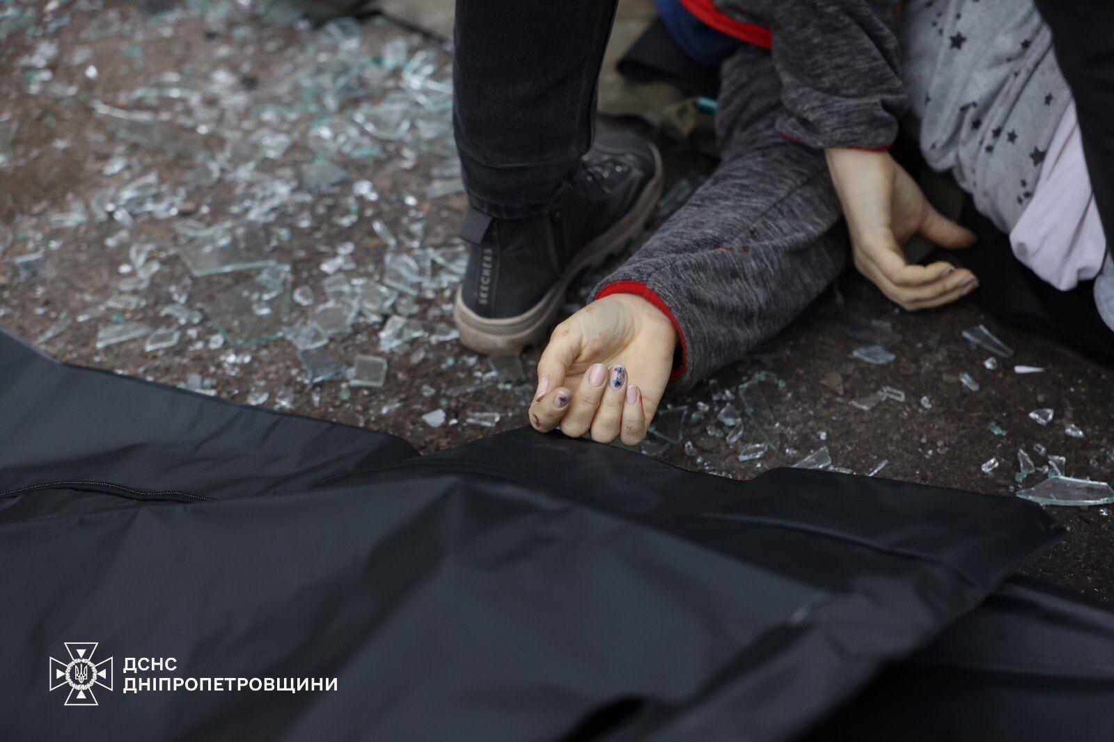 Росія вдарила балістикою по Дніпру: чотири людини загинули, десятки постраждали. Фото і відео