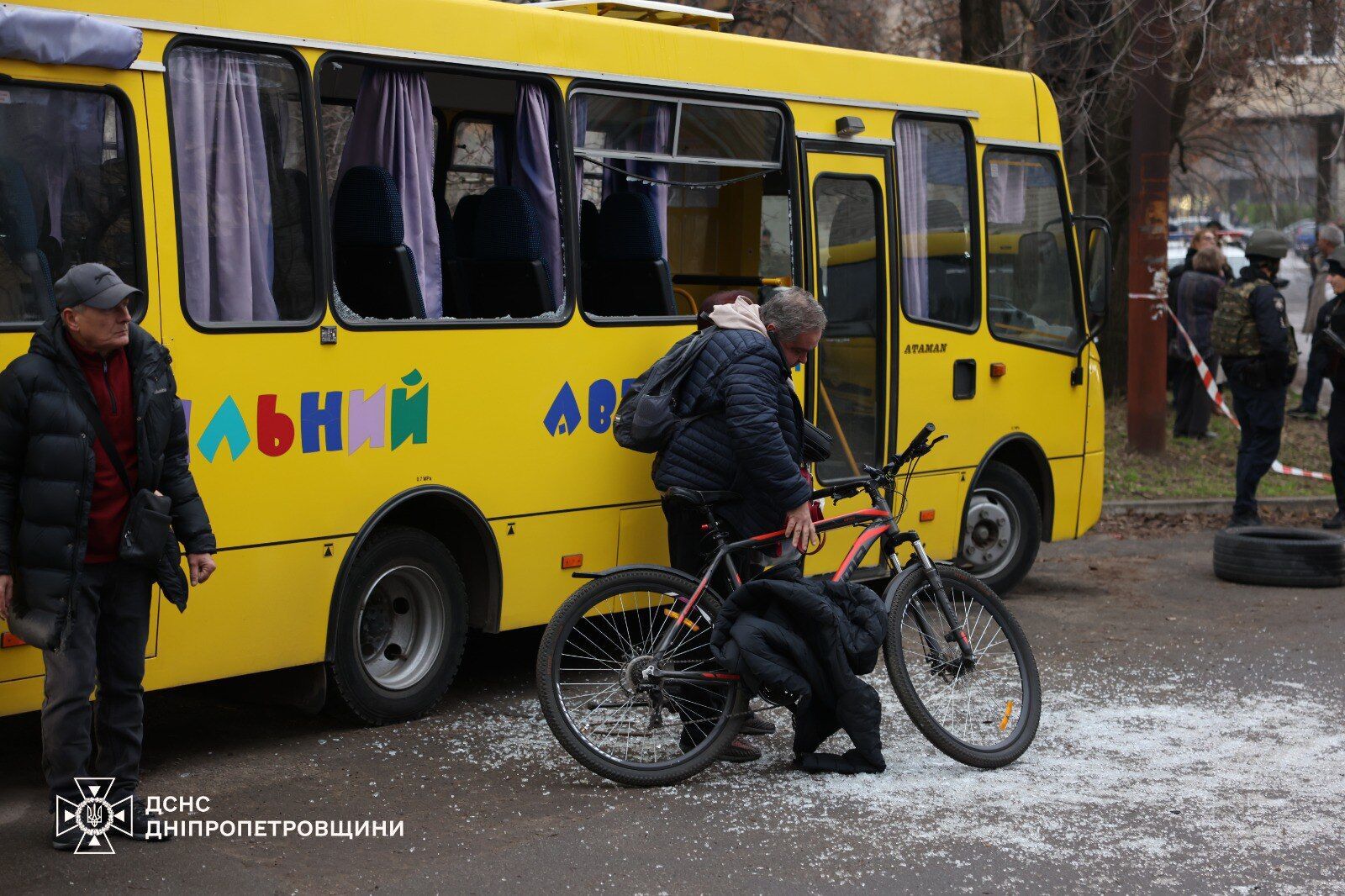 Росія вдарила балістикою по Дніпру: чотири людини загинули, десятки постраждали. Фото і відео