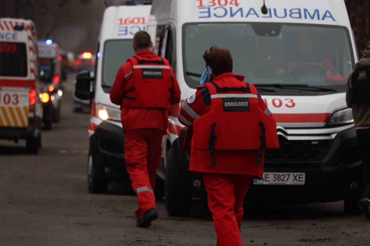 Росія вдарила балістикою по Дніпру: чотири людини загинули, десятки постраждали. Фото і відео