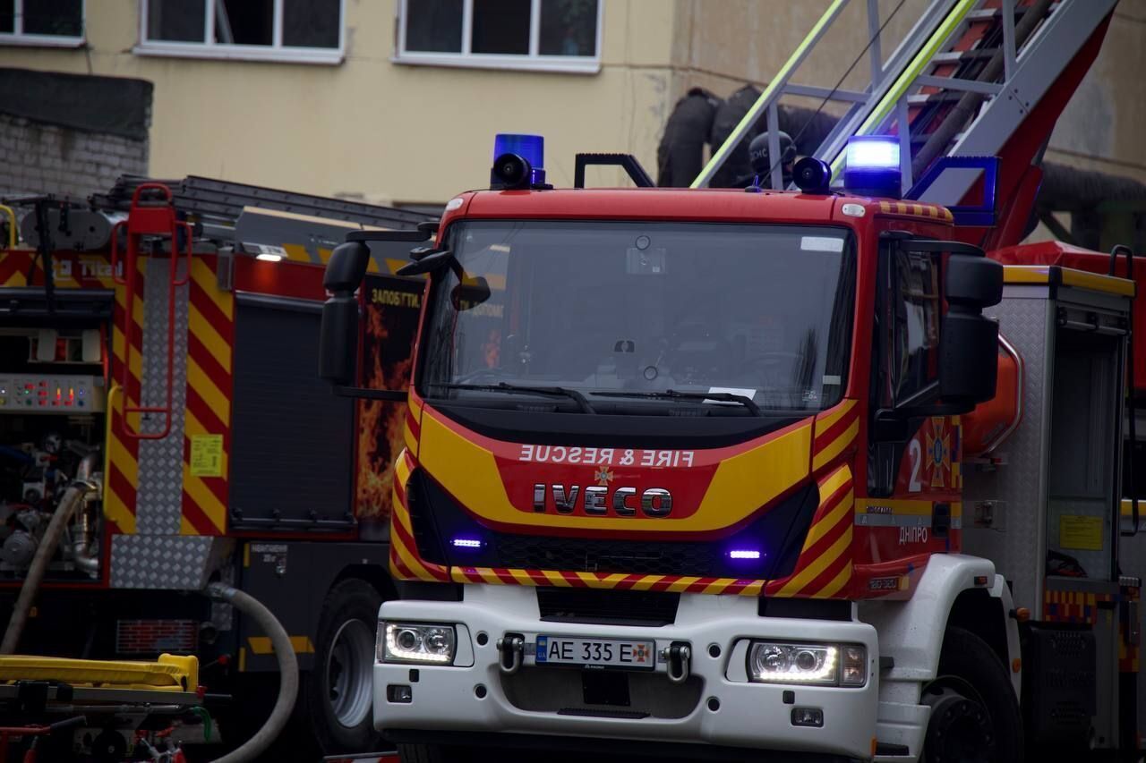 Росія вдарила балістикою по Дніпру: чотири людини загинули, десятки постраждали. Фото і відео