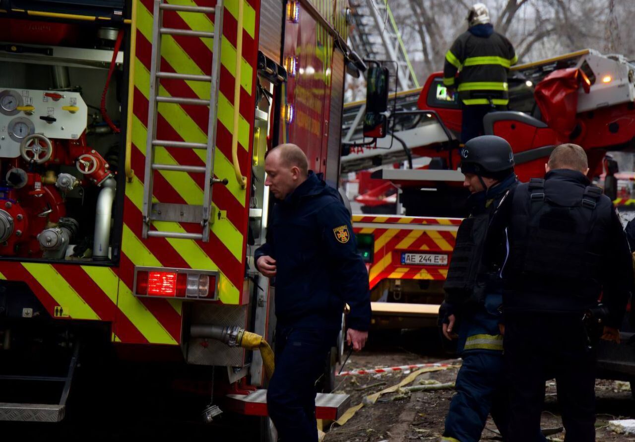 Росія вдарила балістикою по Дніпру: чотири людини загинули, десятки постраждали. Фото і відео