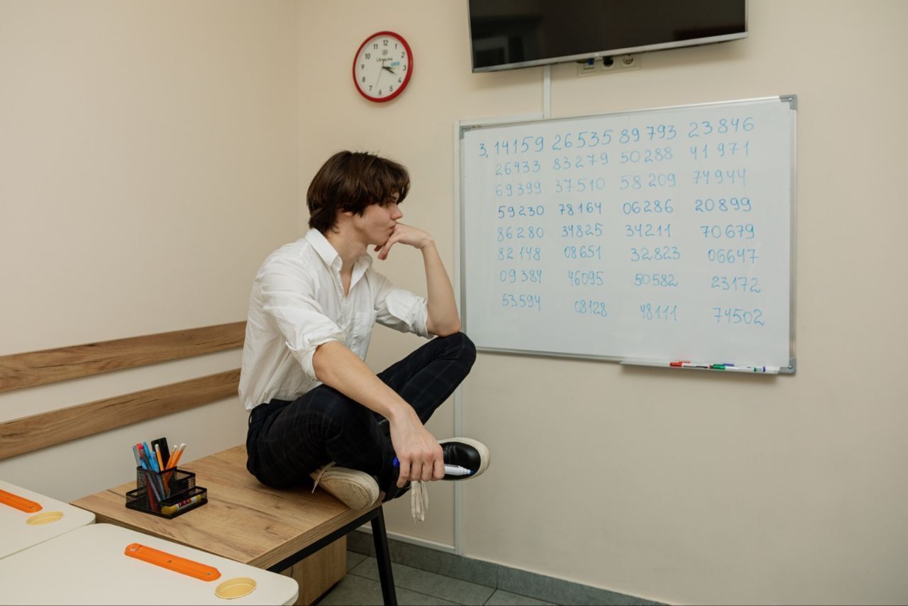 Школяр із Києва назвав напам’ять 300 знаків числа пі та встановив рекорд України: в чому секрет 16-річного хлопця