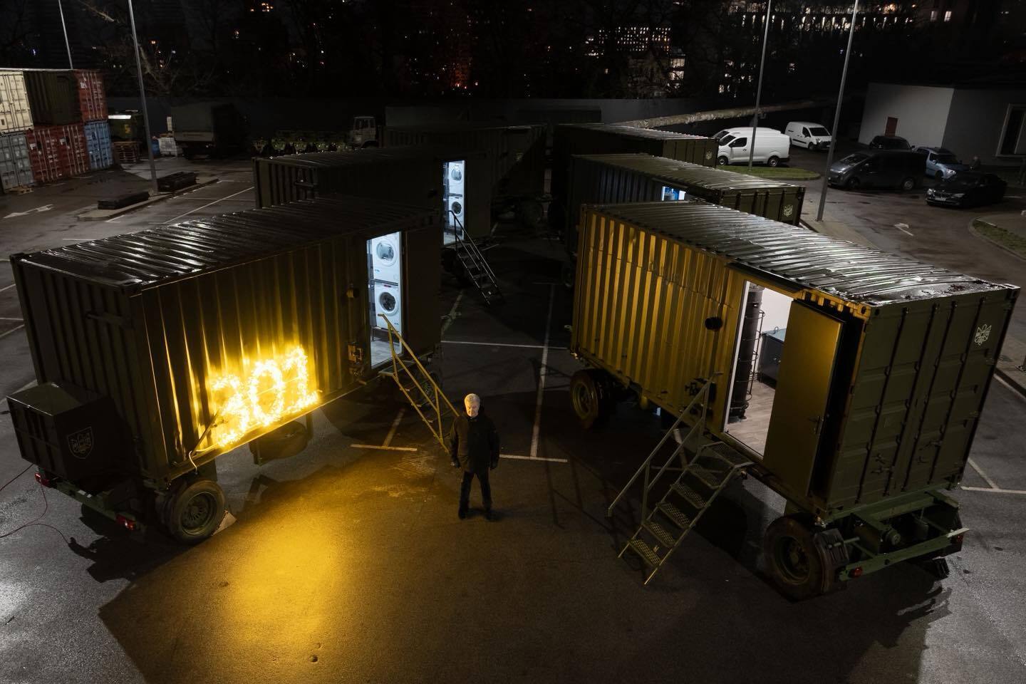 Уже завтра новые комплексы поедут на фронт: Порошенко отправил защитникам еще шесть мобильных бань