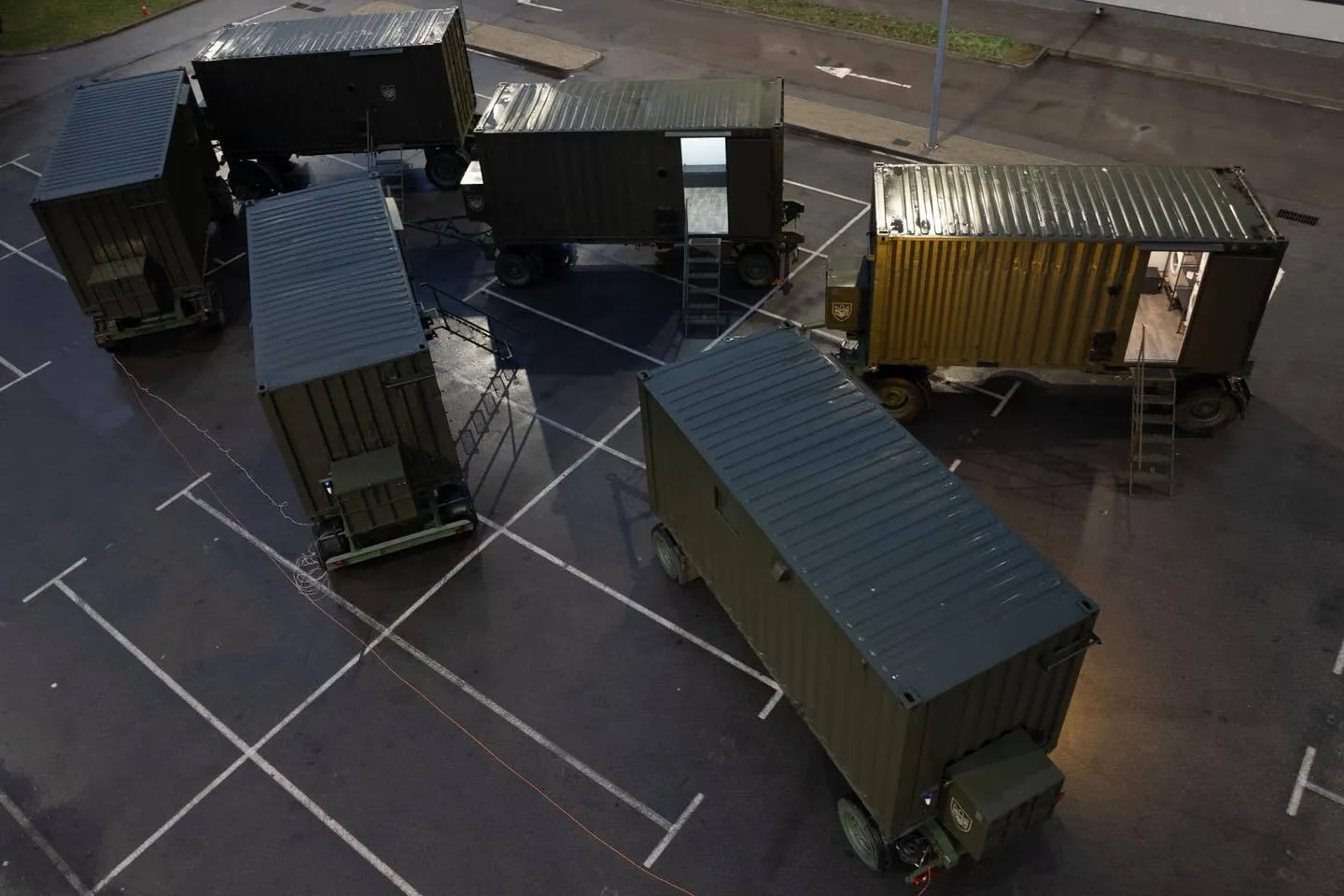 Уже завтра новые комплексы поедут на фронт: Порошенко отправил защитникам еще шесть мобильных бань