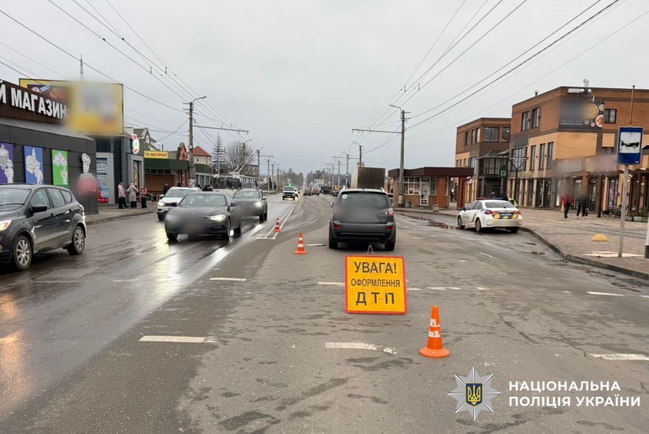 На Київщині водій легковика на переході збив п’ятьох осіб: майже всі постраждалі – діти. Фото та відео