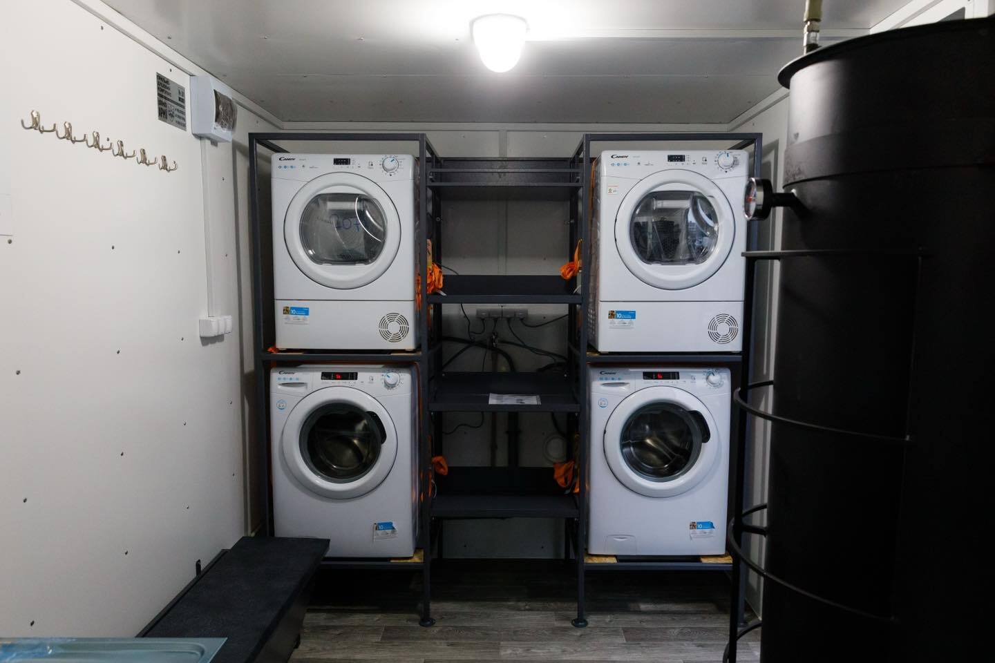 Уже завтра новые комплексы поедут на фронт: Порошенко отправил защитникам еще шесть мобильных бань