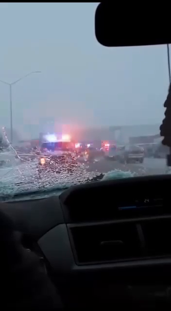 В США из-за непогоды столкнулись более 40 авто: в полиции выступили с заявлением. Видео