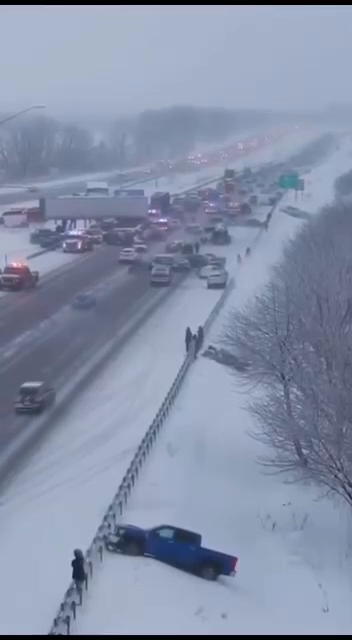 В США из-за непогоды столкнулись более 40 авто: в полиции выступили с заявлением. Видео