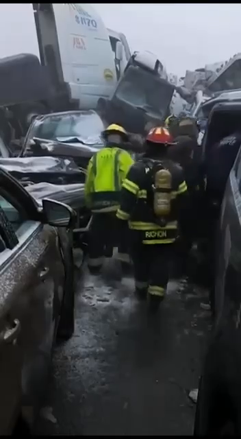 В США из-за непогоды столкнулись более 40 авто: в полиции выступили с заявлением. Видео