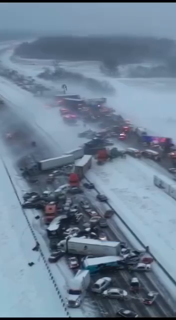 В США из-за непогоды столкнулись более 40 авто: в полиции выступили с заявлением. Видео