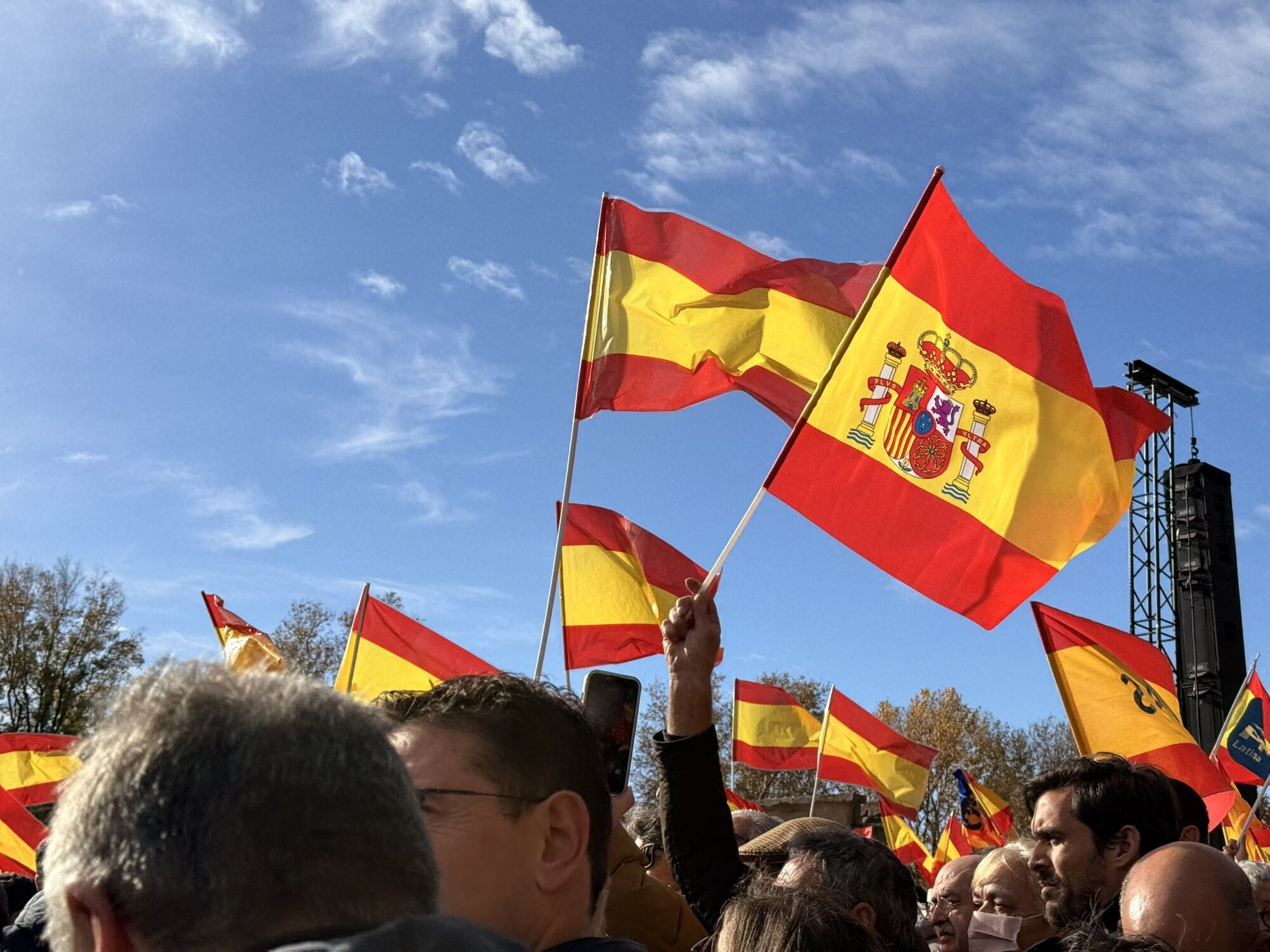В Испании начались антиправительственные протесты: десятки тысяч людей требуют внеочередных выборов из-за обвинений в коррупции