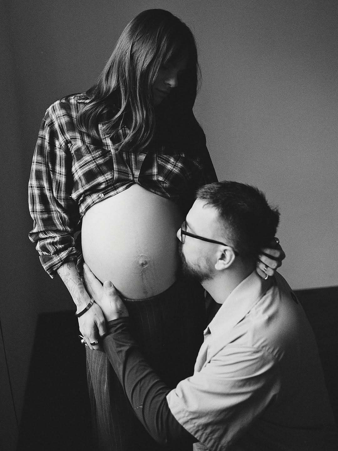 Дали сыну библейское имя: фотографы Либеровы впервые стали родителями и поразили стильным фото из роддома