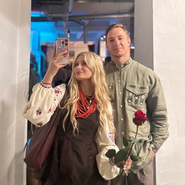 "Терен" і Віточка, яка стала мемом на "Холостяку 14", сходили на побачення: який символічний подарунок ветеран вручив своїй супутниці