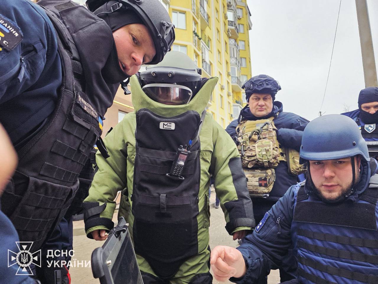 В Вышгороде "Шахед" попал в дом и не взорвался: саперы изъяли боевую часть и кассетные боеприпасы. Фото и видео