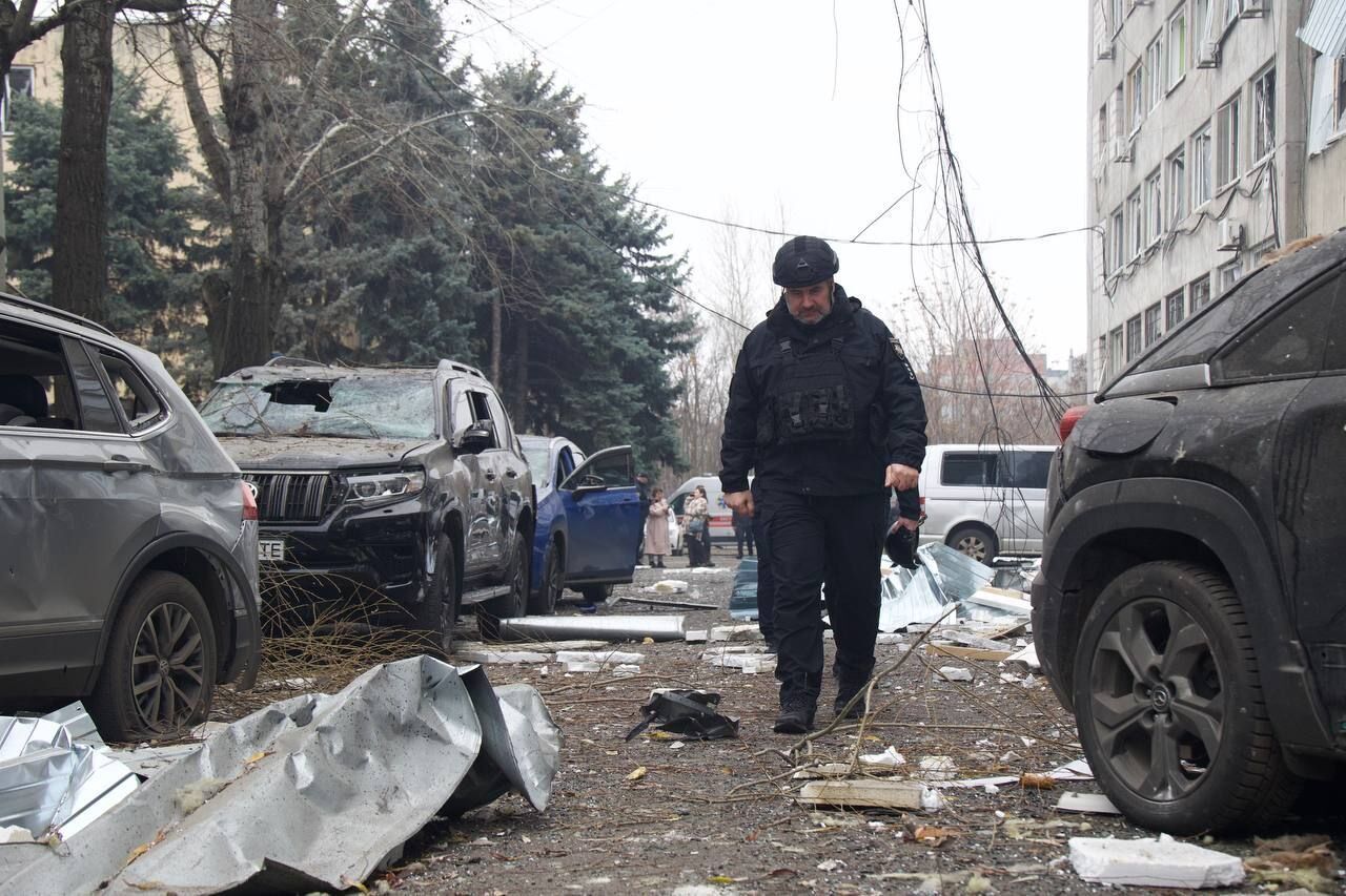 "Одна колега загинула, інша в лікарні": мешканка Дніпра розповіла про ворожий удар і його наслідки. Відео