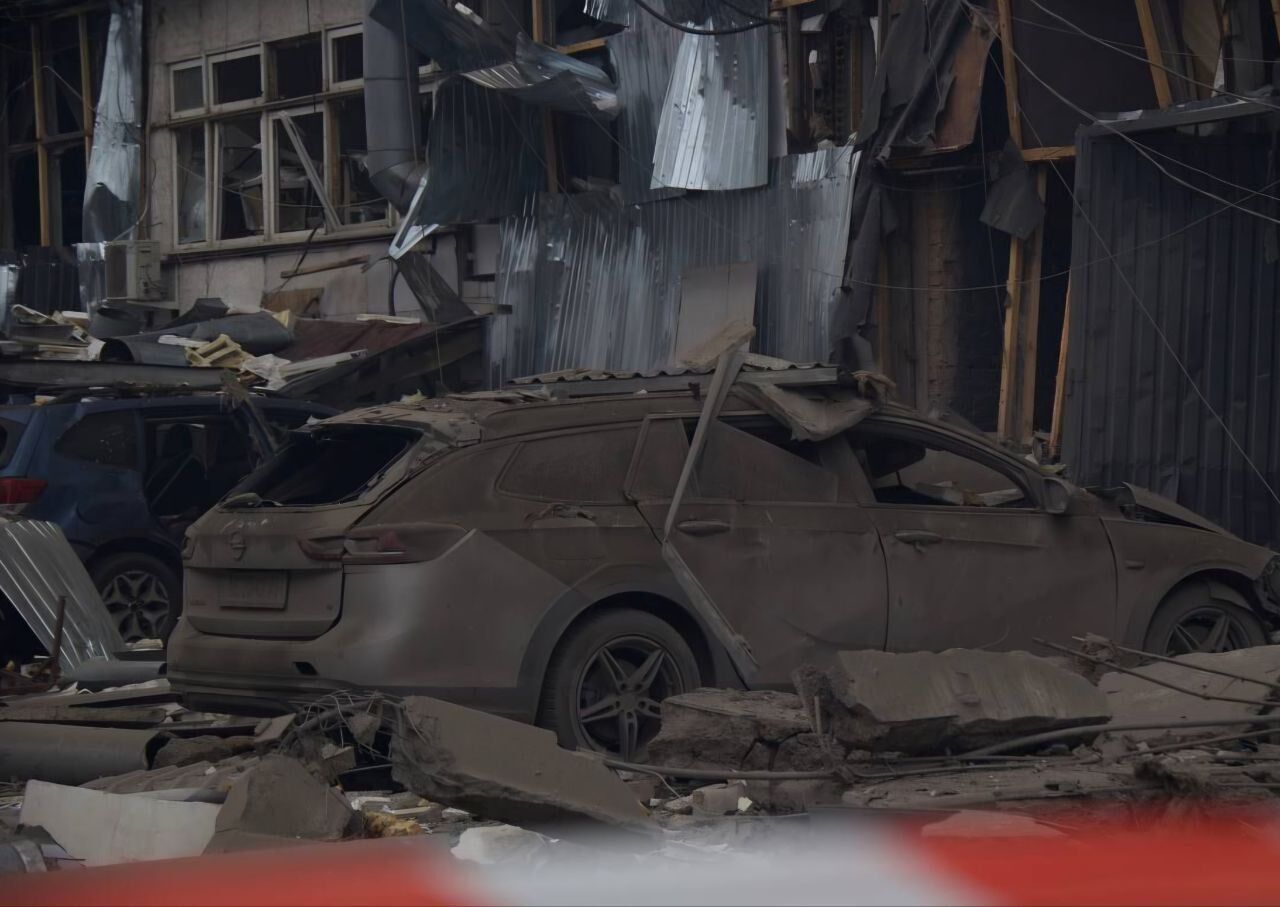 "Одна колега загинула, інша в лікарні": мешканка Дніпра розповіла про ворожий удар і його наслідки. Відео