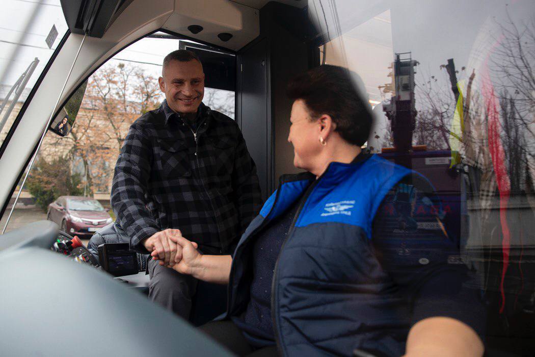 С отоплением и камерами наблюдения: Кличко показал новые трамваи и автобусы, которые появились на дорогах Киева