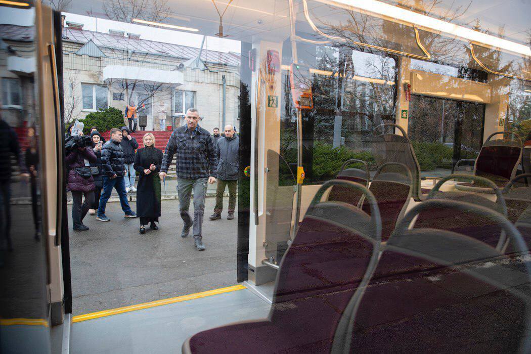 С отоплением и камерами наблюдения: Кличко показал новые трамваи и автобусы, которые появились на дорогах Киева