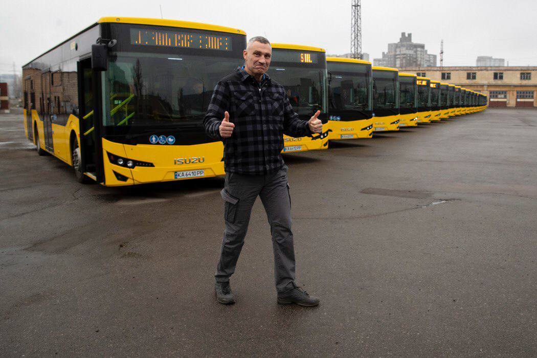 С отоплением и камерами наблюдения: Кличко показал новые трамваи и автобусы, которые появились на дорогах Киева