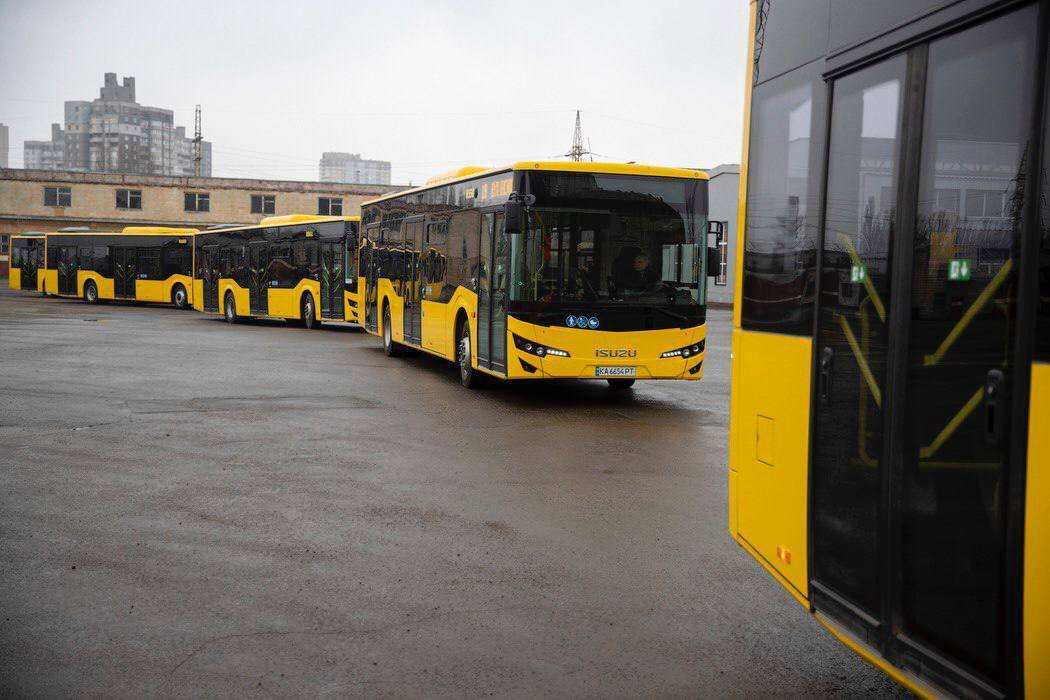 С отоплением и камерами наблюдения: Кличко показал новые трамваи и автобусы, которые появились на дорогах Киева