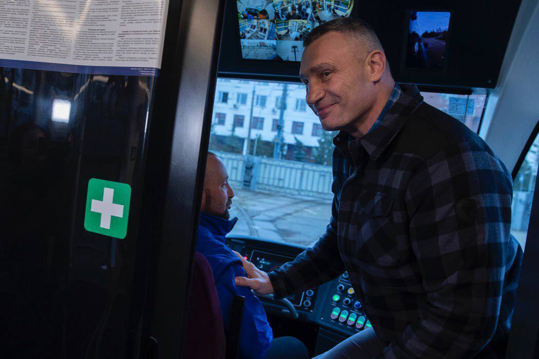 С отоплением и камерами наблюдения: Кличко показал новые трамваи и автобусы, которые появились на дорогах Киева