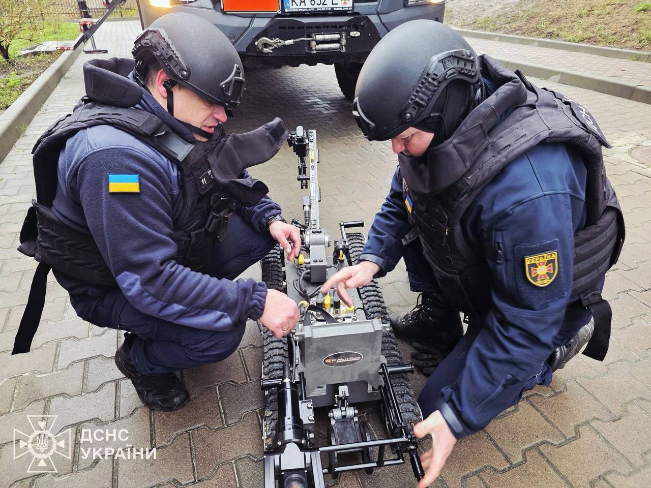 В Вышгороде "Шахед" попал в дом и не взорвался: саперы изъяли боевую часть и кассетные боеприпасы. Фото и видео