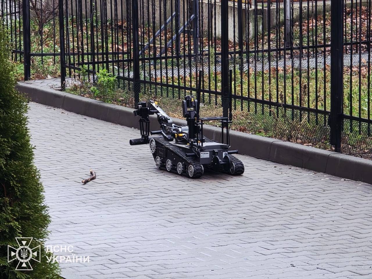 В Вышгороде "Шахед" попал в дом и не взорвался: саперы изъяли боевую часть и кассетные боеприпасы. Фото и видео