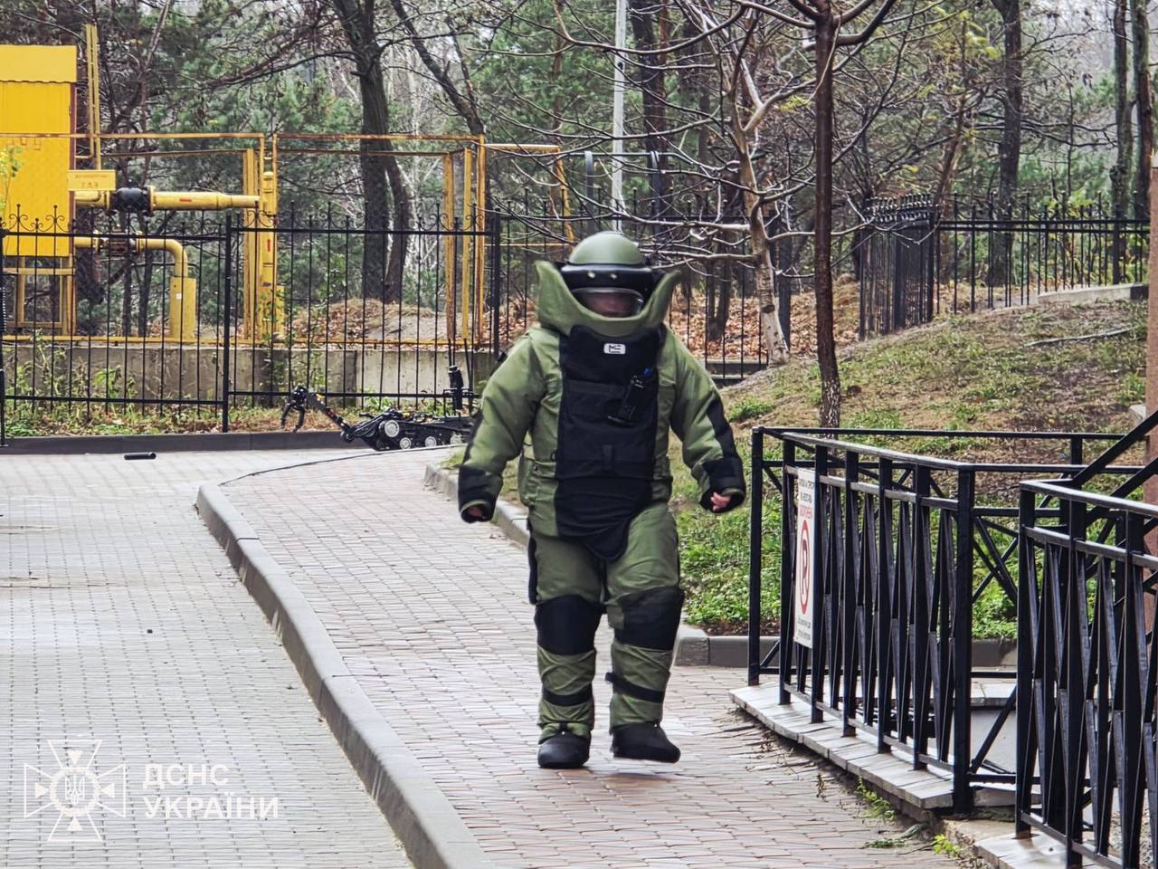 В Вышгороде "Шахед" попал в дом и не взорвался: саперы изъяли боевую часть и кассетные боеприпасы. Фото и видео