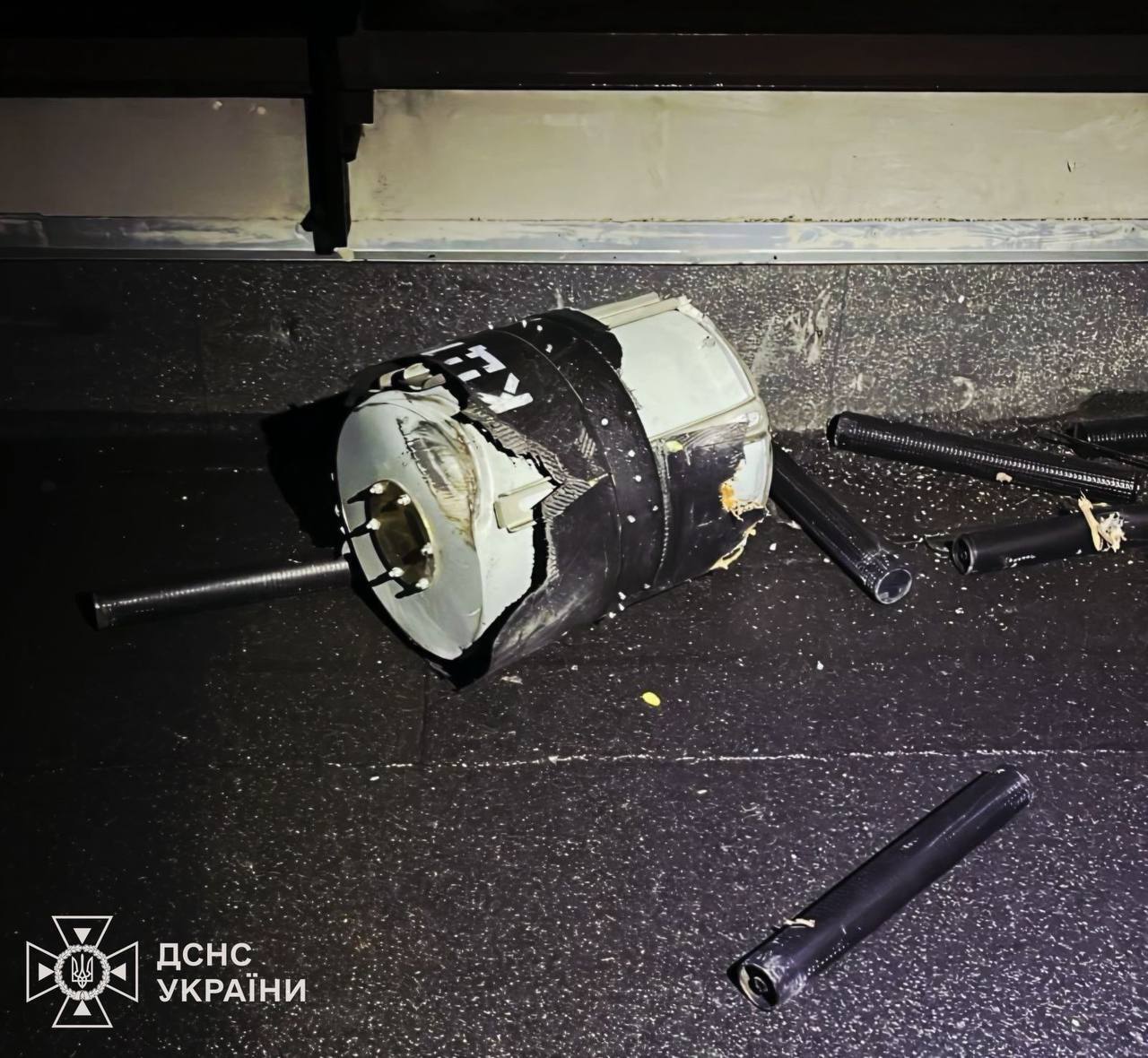 В Вышгороде "Шахед" попал в дом и не взорвался: саперы изъяли боевую часть и кассетные боеприпасы. Фото и видео