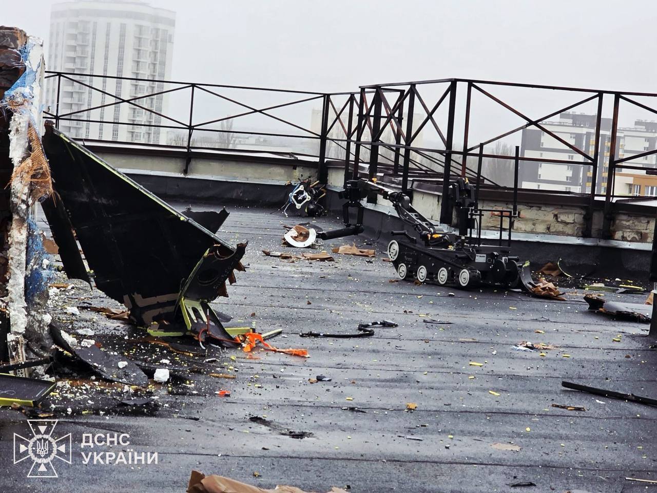 В Вышгороде "Шахед" попал в дом и не взорвался: саперы изъяли боевую часть и кассетные боеприпасы. Фото и видео