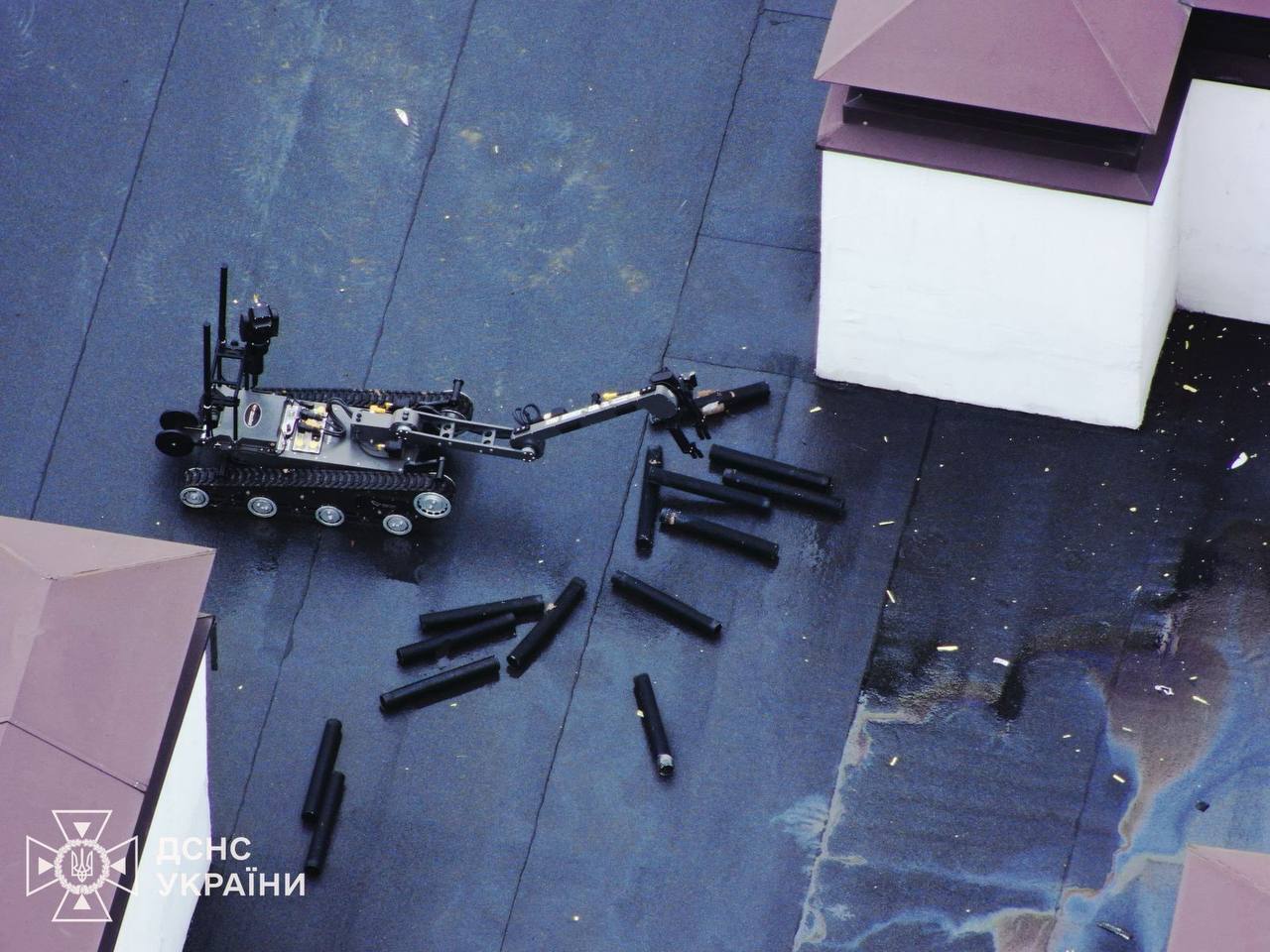 В Вышгороде "Шахед" попал в дом и не взорвался: саперы изъяли боевую часть и кассетные боеприпасы. Фото и видео