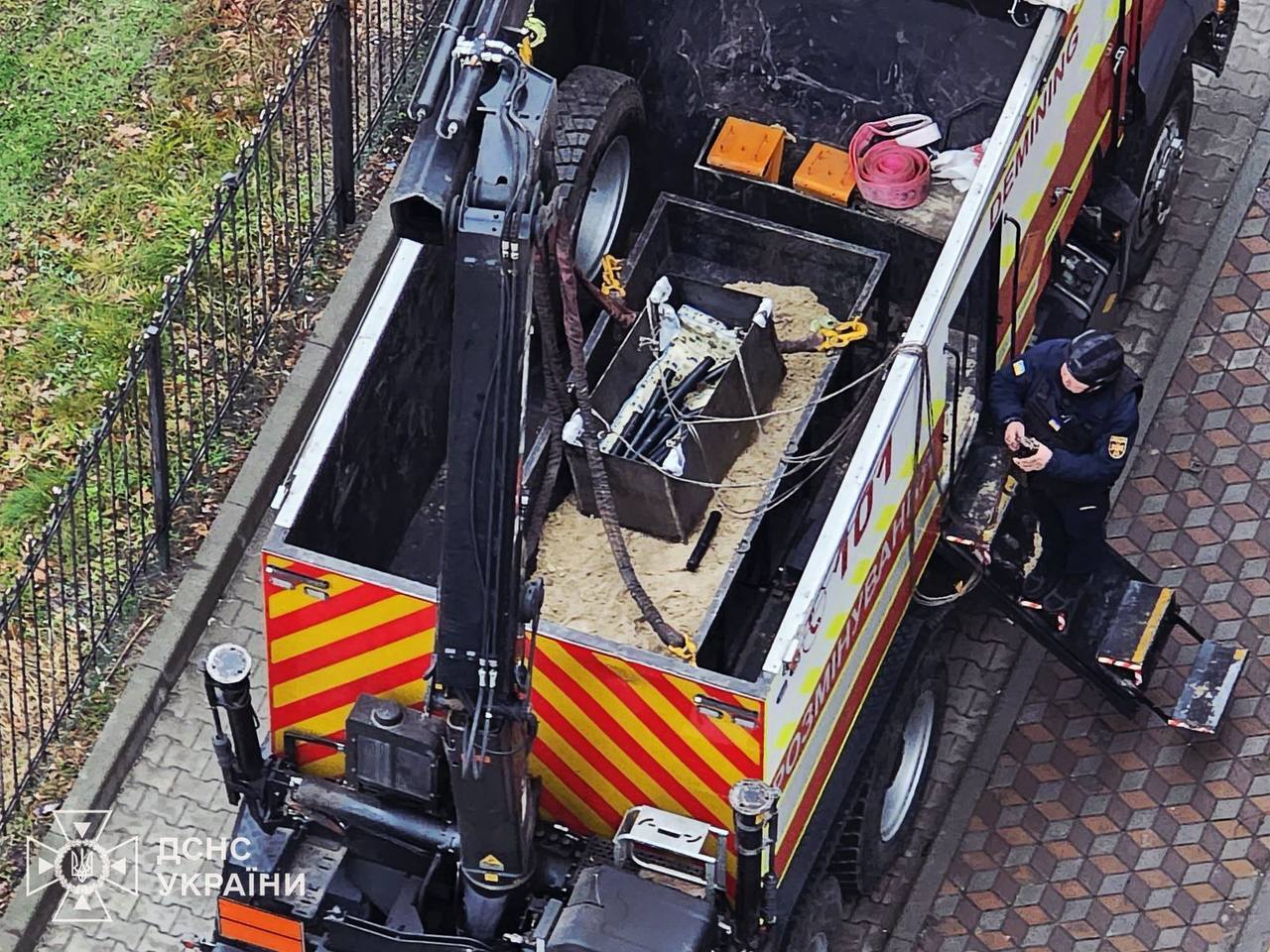 В Вышгороде "Шахед" попал в дом и не взорвался: саперы изъяли боевую часть и кассетные боеприпасы. Фото и видео
