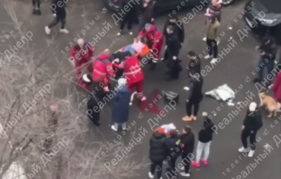 Росія вдарила балістикою по Дніпру: чотири людини загинули, десятки постраждали. Фото і відео