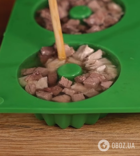 Заливное с мясом и овощами на праздники: готовится проще, чем холодец