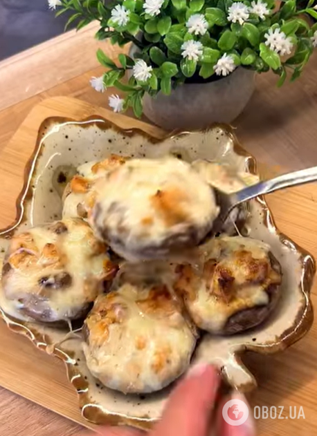 Как вкусно нафаршировать шампиньоны на Новый год: рецепт быстрой и эффектной закуски