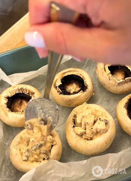 Как вкусно нафаршировать шампиньоны на Новый год: рецепт быстрой и эффектной закуски