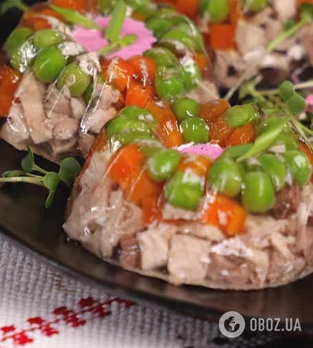 Заливное с мясом и овощами на праздники: готовится проще, чем холодец