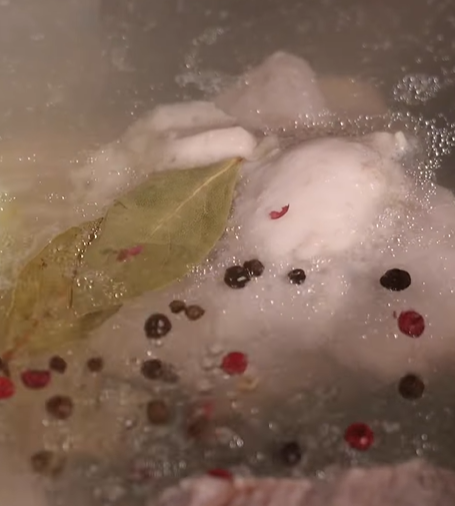 Заливное с мясом и овощами на праздники: готовится проще, чем холодец