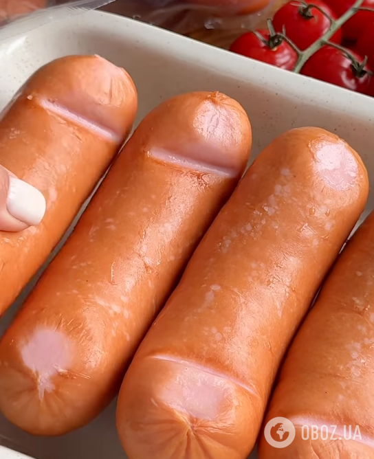 До пюре і каш: смачні запечені сардельки зі сметанним соусом за 10 хвилин