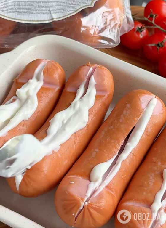 До пюре і каш: смачні запечені сардельки зі сметанним соусом за 10 хвилин