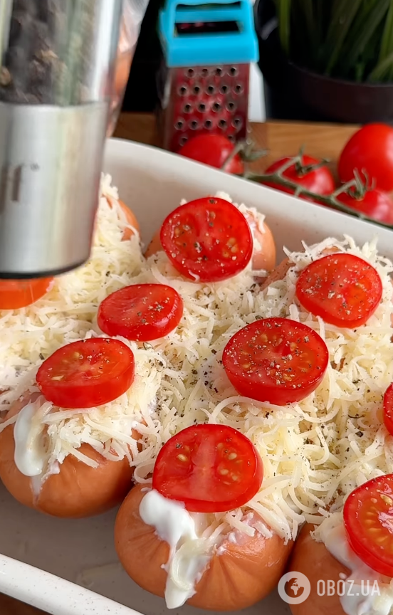 До пюре і каш: смачні запечені сардельки зі сметанним соусом за 10 хвилин