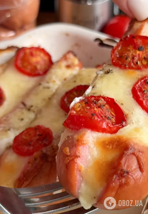 До пюре і каш: смачні запечені сардельки зі сметанним соусом за 10 хвилин