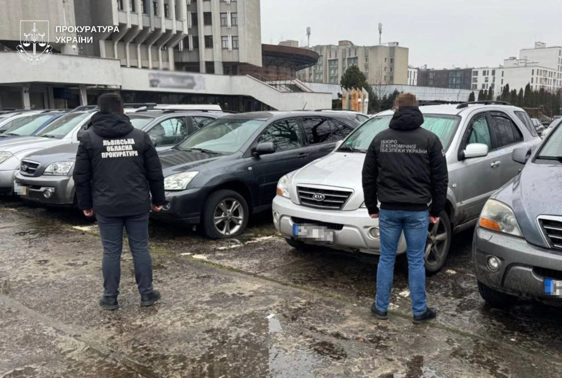 Под прикрытием гуманитарки для ВСУ в Украину завозят и продают тысячи автомобилей: расследование