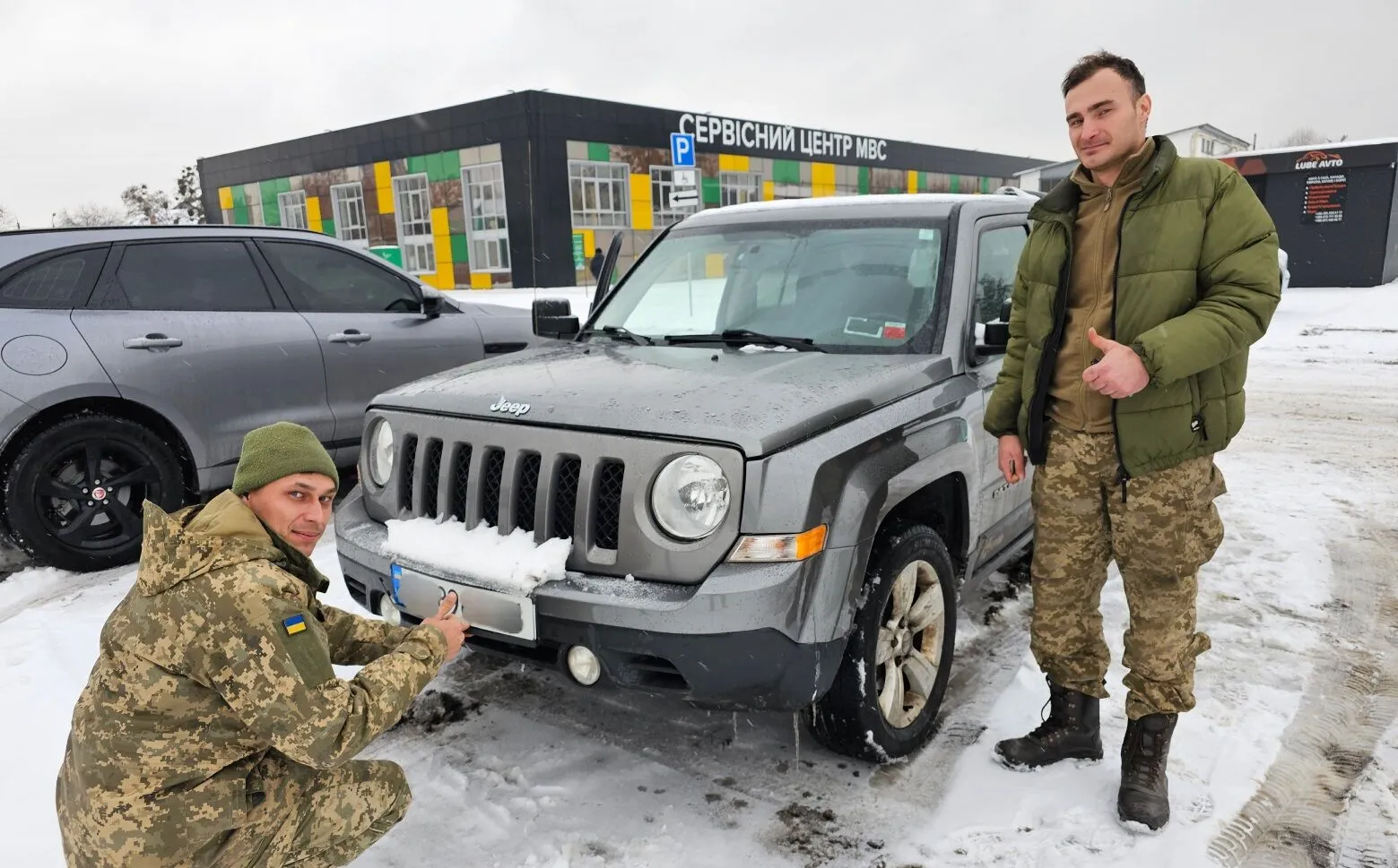 Под прикрытием гуманитарки для ВСУ в Украину завозят и продают тысячи автомобилей: расследование