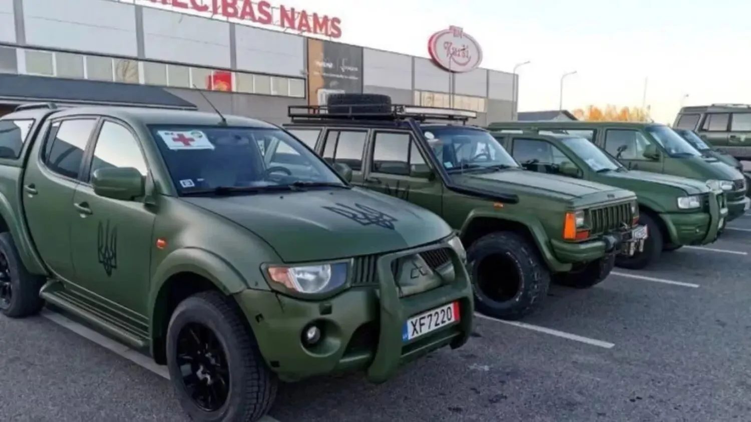 Под прикрытием гуманитарки для ВСУ в Украину завозят и продают тысячи автомобилей: расследование