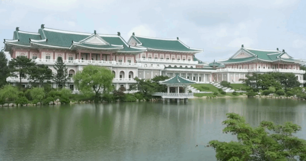 КНДР возводит три роскошных особняка для иностранных лидеров: одна из резиденций – для Путина. Спутниковые фото