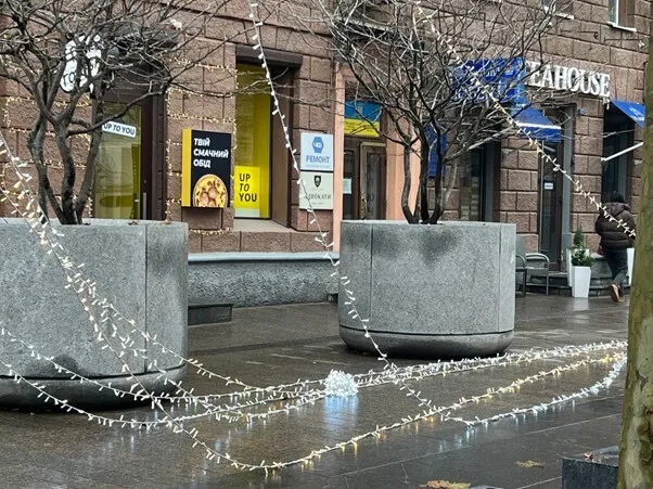 В Днепре монтируют новогоднюю 17-километровую иллюминацию с бесперебойным питанием