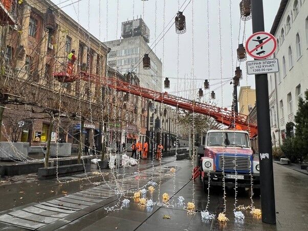 В Днепре монтируют новогоднюю 17-километровую иллюминацию с бесперебойным питанием