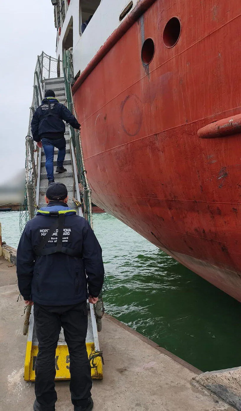 Правоохранители поднимаются на сухогруз